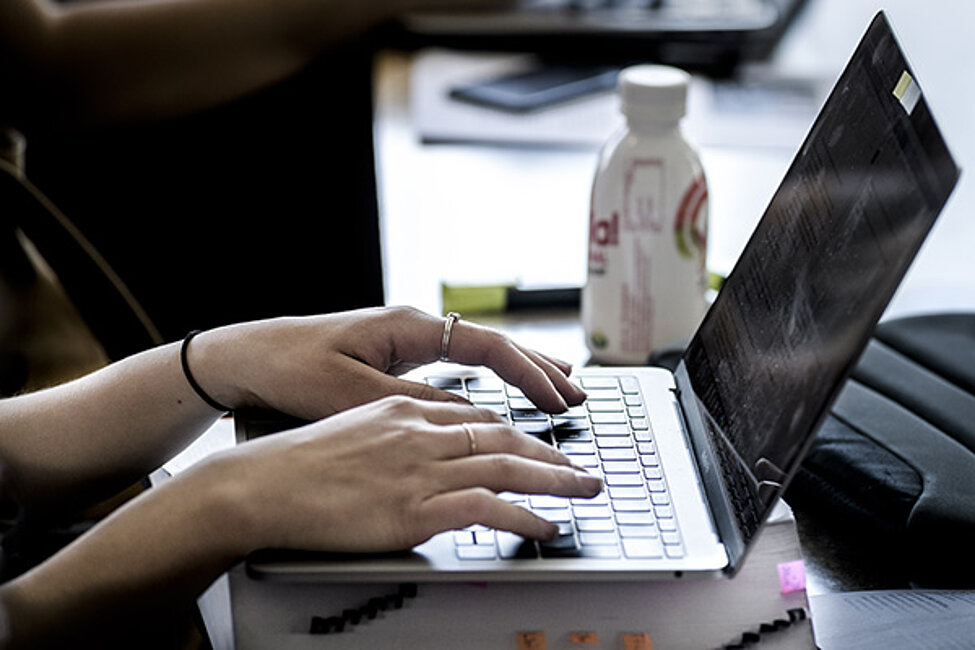 Händer som skriver på laptop